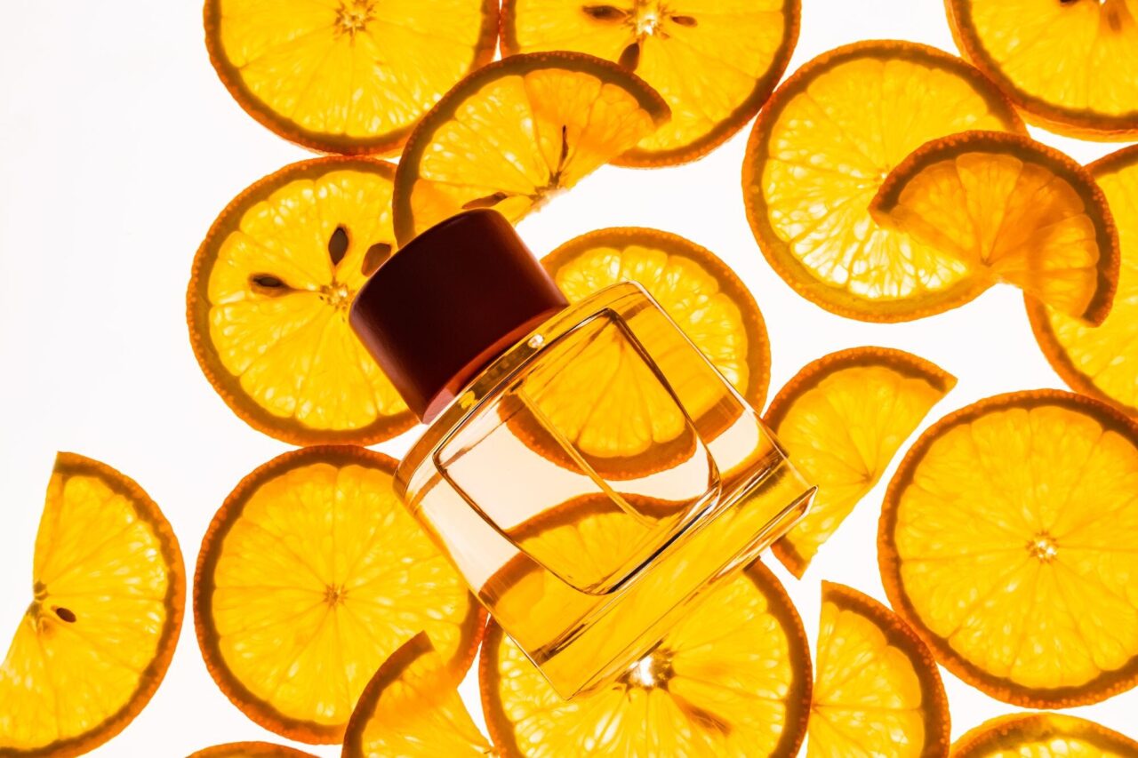 Notele unui parfum: ce înseamnă notele de vârf, mijloc și bază