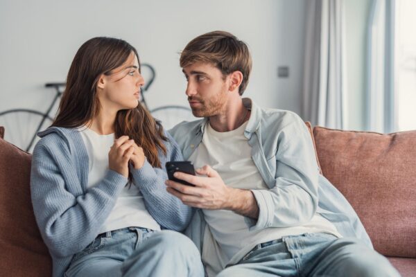 De ce verificarea telefonului partenerului nu rezolvă lipsa de încredere