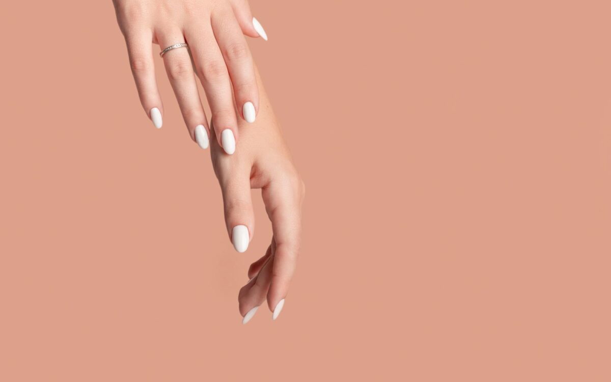 Idei de manichiură nude care nu par deloc banale