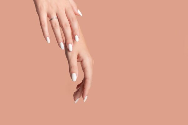 Idei de manichiură nude care nu par deloc banale