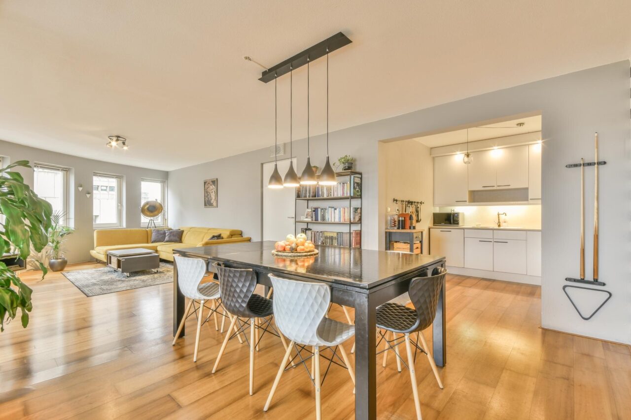 Cum amenajezi un living open-space fără ca bucătăria să domine încăperea