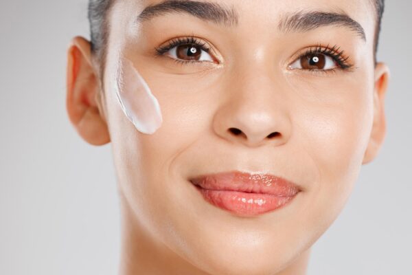 Ceramidele în skincare: ce sunt și de ce sunt importante pentru bariera pielii