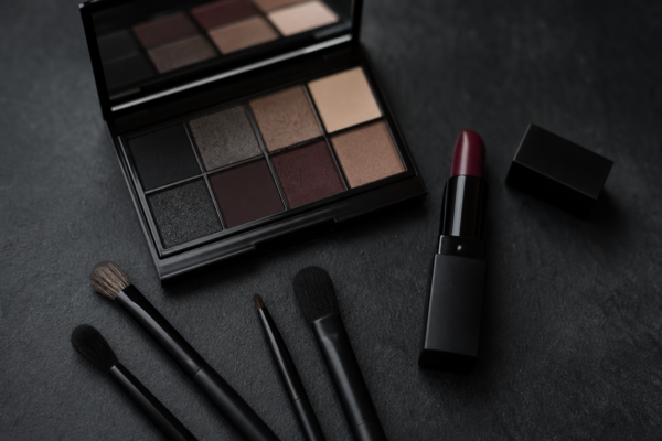 Machiaj de seară: cum obții un look elegant fără să încarci tenul