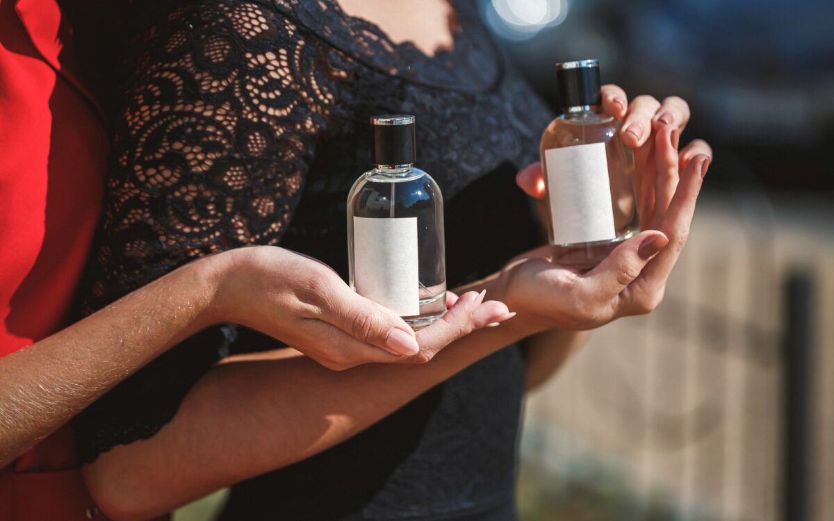 Layering de parfumuri: cum combini două arome fără să greșești