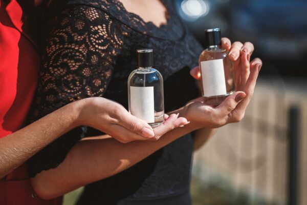 Layering de parfumuri: cum combini două arome fără să greșești