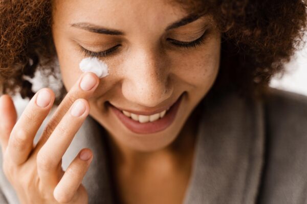 Cremă cu SPF care se scămoșează: ce verifici la aplicare