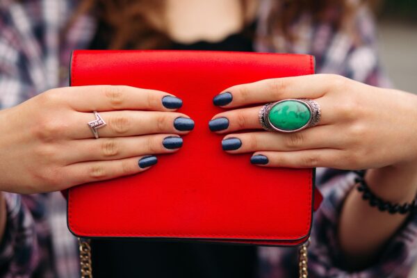 Velvet nails: manichiura cu efect de catifea care se poartă în bordo și verde