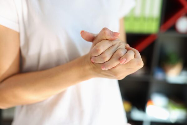 Mâini amorțite noaptea: de ce se întâmplă și la ce medic mergi
