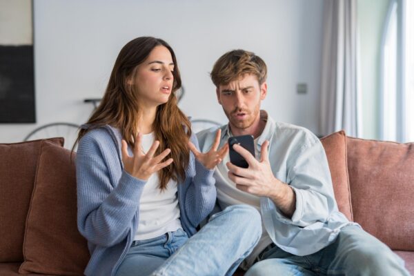 Partenerul dă like-uri și lasă comentarii care te rănesc: cum discutați despre limite