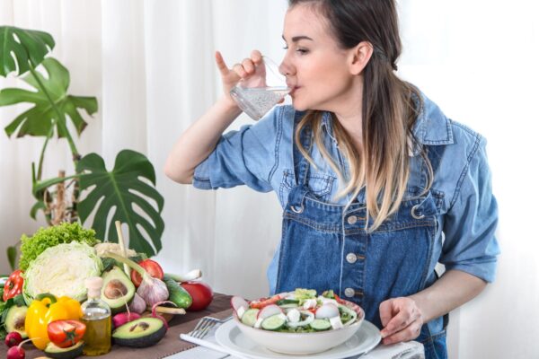 Mese pentru zile caniculare: cum combini hidratarea și alimentația
