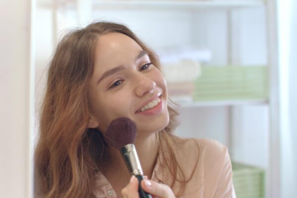 Pensule sau burețel pentru fondul de ten: ce rezultat obții cu fiecare